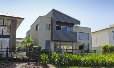 Kované ploty pro moderní oplocení domu