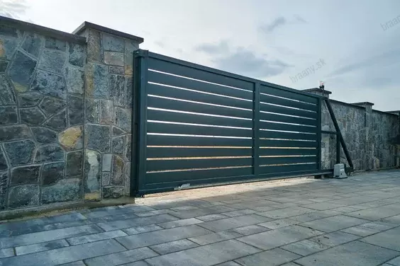 Posuvná brána s elektrickým pohonem Posuvná brána s elektrickým pohonem
